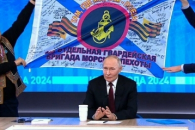 Владимир Путин и копия знамени 155-й бригады ТОФ Скрин