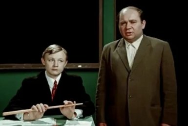 Ученик отвечает на вопрос учителя Кадр из фильма &quotБольшая перемена&quot