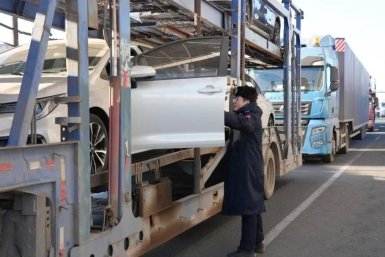 В 2025 году на переходе Суйфэньхэ-Пограничный значительно выросло количество автовозов с подержанными китайскими автомобилями портал Biang