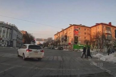 Момент нарушения ПДД скриншот видео из Tg-канала (18+) mark2_che