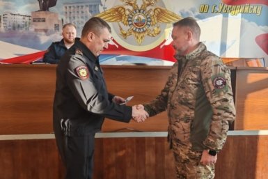 В Уссурийске начальник отдела МВД вручил удостоверения и нагрудные знаки представителям новой народной дружины тг-канал (18+) полиции Приморья