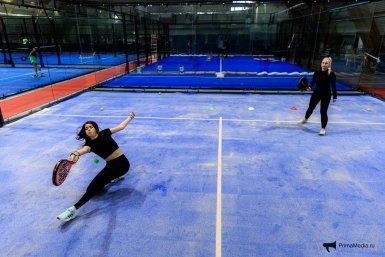 Игроки на корте Padel Pro Club во Владивостоке Евгений Кулешов, ИА PrimaMedia