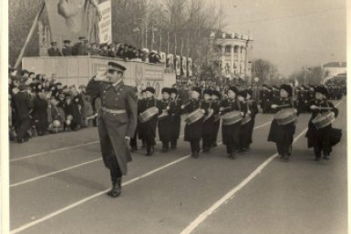 Парад Победы (0+) Из коллекции музея им. Арсеньева, опубликовано на сайте Госкаталог (12+)