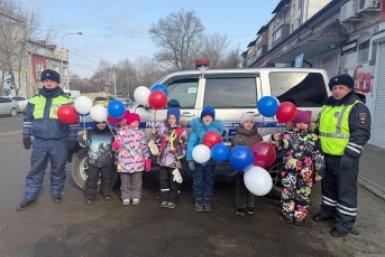 Поздравление водителей предоставлено Госавтоинспекцией Уссурийска