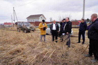 Первый заместитель главы округа Магомед Терчиев совместно с сотрудниками управления жизнеобеспечения и МКУ &quotСЕЗЗ&quot посетили село для осмотра территории предоставлено пресс-службой администрации УГО
