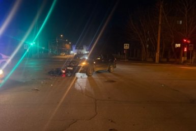 Мопед с пьяными подростками сбил автомобиль в Уссурийске
