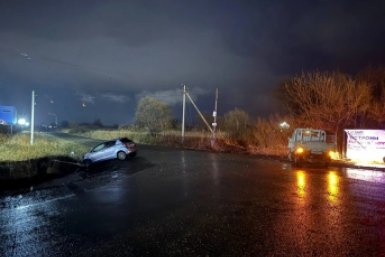 Легковушку и грузовик раскидало по кюветам в Уссурийске