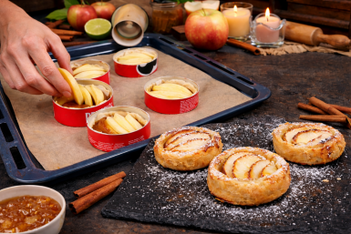 Квадрат слоеного теста и пачка от чипсов — и "быстрые" яблочные слойки на столе: домашние съедают все до крошки