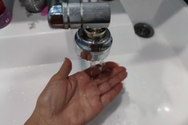 Засору в трубе капут за 20 минут: влила грошовую "байду" — пробка проскочила быстрее скорости света