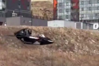 "Глазам не верю": летающий автомобиль попал на видео во Владивостоке