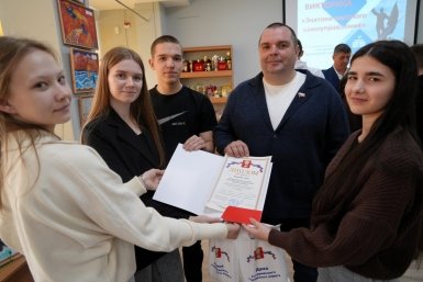 Участники и их кураторы с наградами предоставлено пресс-службой Думы УГО