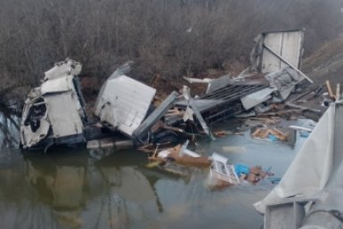 Двое водителей пострадали при столкновении тягача и микрогрузовика в Приморье Пресс-служба УМВД России по Приморскому краю