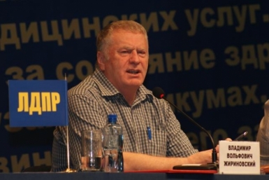 Странная деталь в машине Жириновского поразила фотографа