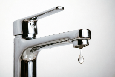 УК "обрубила" воду из-за долгов соседа: что делать — ответ юриста