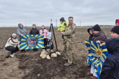 В поле под Уссурийском на месте гибели летчика Суровикина установлен памятный знак
