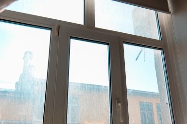 Окна и зеркала скрипят от чистоты и блеска: ноль разводов без едкой химии — делюсь секретом чудо-средства
