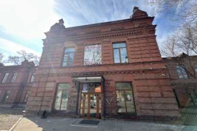 Здание физмата УГПИ в 2026 году - табличка находилась возле окна справа от входа Александр Шепырев, ИА UssurMedia