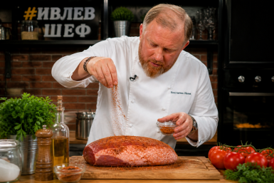 "Напудрила" мясо, как сам Ивлев - и в духовку: нужны только томаты и буженина. По вкусу колбаса и рядом не валялась