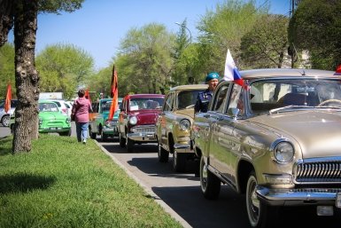 Участники ретро-пробега Валерия Гирис