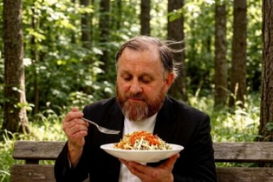К мясу — только "хрустящий" салат от Ивлева: без "сложных" продуктов, но с авторским соусом. На готовку 5 минут
