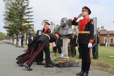 Бюст Герою России Александру Майданкину открыли в Суворовском училище Уссурийска