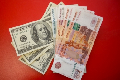 Теряют свыше 100 миллиардов ежемесячно: как укрепление рубля бьет по российской экономике