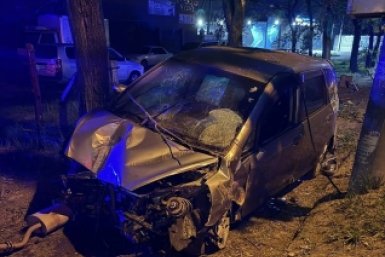 Автомобилистка порезала лицо и получила травму головы, въехав в ограждение в Уссурийске