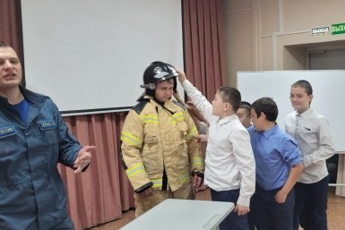 Урок от настоящего спасателя: школьники Уссурийска познакомились с работой пожарных