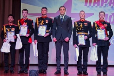 Александр Захаров с суворовцами предоставлено пресс-службой ЗС ПК