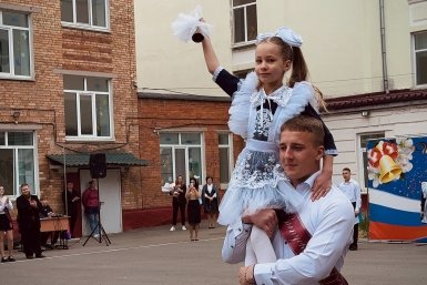 Со слезами радости, танцами и самолетиками встретили Последний звонок в уссурийской школе