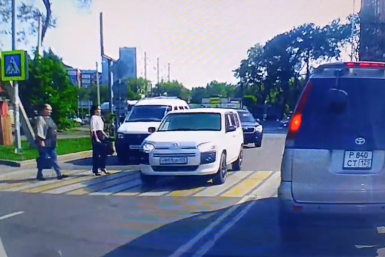 Едва не переехавшего на "зебре" пешеходов нарушителя нашли по видео в соцсетях Уссурийска