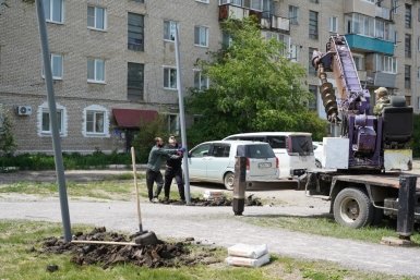 Устанавливают фонари пресс-служба администрации УГО
