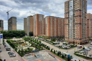 Долгие годы на хлебе и воде: сколько россиянам надо копить, чтобы купить квартиру или дом