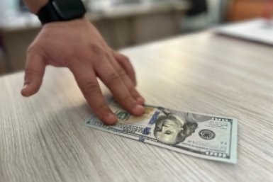 В России насчитали три курса доллара: чем они отличаются и какой выгоден для населения