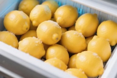 Лимоны скупаю килограммами: Храню в морозилке - и вот в чём хитрость