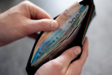 Кэш берет реванш: доля наличных расчетов в России весной выросла до 30%