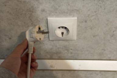 2 капли - и розетки с проводами сверкают от чистоты: ни пыли, ни жира, ни желтизны - трюк для идеального дома ИА SakhalinMedia