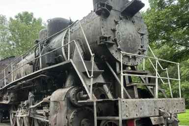 Паровоз-памятник ремонтируют Уссурийский музей в МАХ (12+)