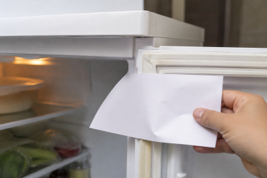 Вставила лист А4 в дверь - и холодильник больше не дает течь, а продукты остаются свежими: совет мастера