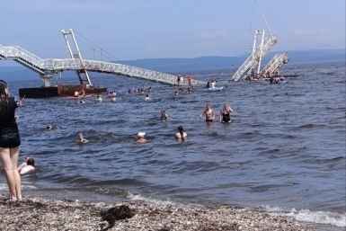 Пешеходный мост обрушился на пляже Большая Тавайза в Артёме