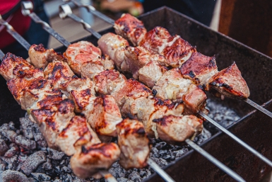 Шампур на ребро или плашмя: какой способ делает шашлык сочнее и вкуснее - проверяем старый спор