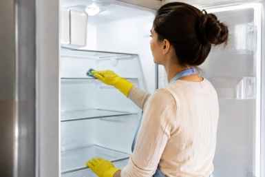 Запах из холодильника исчезнет за ночь: поставьте один продукт на полку — и забудьте о вони