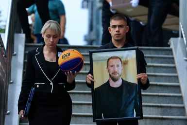 "Его дело должно жить": сотни людей попрощались с Эдуардом Сандлером во Владивостоке