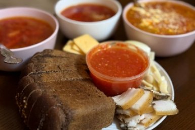 Яркая аджика на зиму без кастрюли и варки: без возни и хлопот вкусная закуска на зимы готова