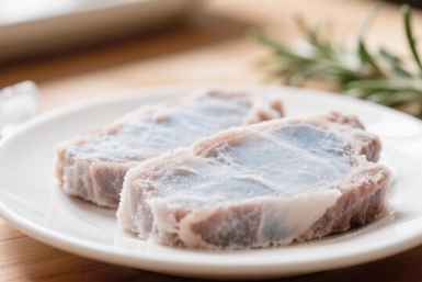2 ч. ложки в 1 л - и ледяной кусок мяса тает за 10 минут: филе нежнее масла и никакой микроволновки