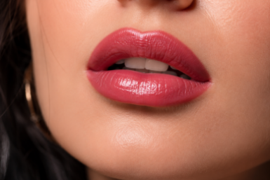 Два мазка на губы – и помада держится до самого вечера: не скатывается и не растекается
