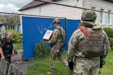 Бойцы помогают оставшимся жителям Пресс-служба группировки войск &quotСевер&quot