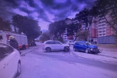 В Уссурийске выезд со двора закончился аварией: пострадала девочка-пассажир
