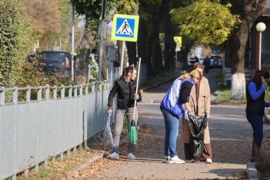 Из кабинетов на уборку улиц: в Уссурийске проходит осенний субботник