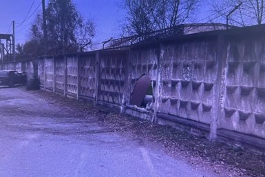 Автоледи своей легковушкой пробила бетонный забор в Уссурийске